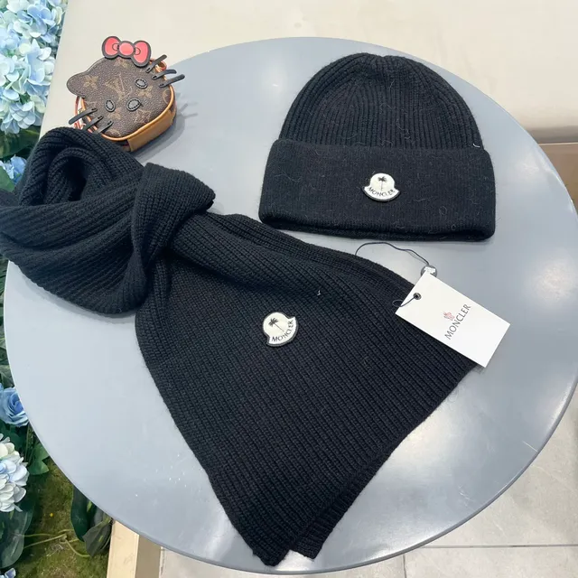Moncler Écharpe en Cachemire Noire Tricotée à Côtes avec Insigne de Logo Métal 5