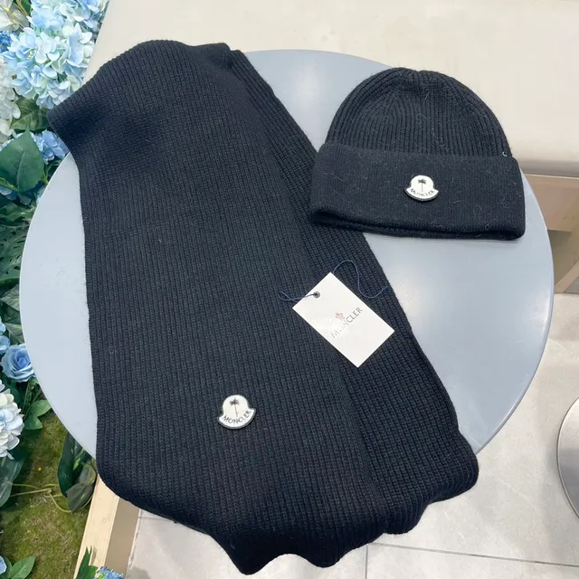 Moncler Écharpe en Cachemire Noire Tricotée à Côtes avec Insigne de Logo Métal 7