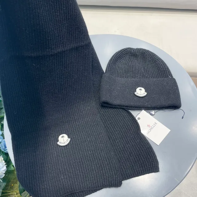 Moncler Écharpe en Cachemire Noire Tricotée à Côtes avec Insigne de Logo Métal 8