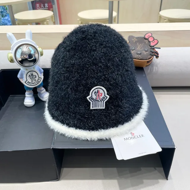 Moncler Beret Preto Branco Textura Fuzzy Borda 4