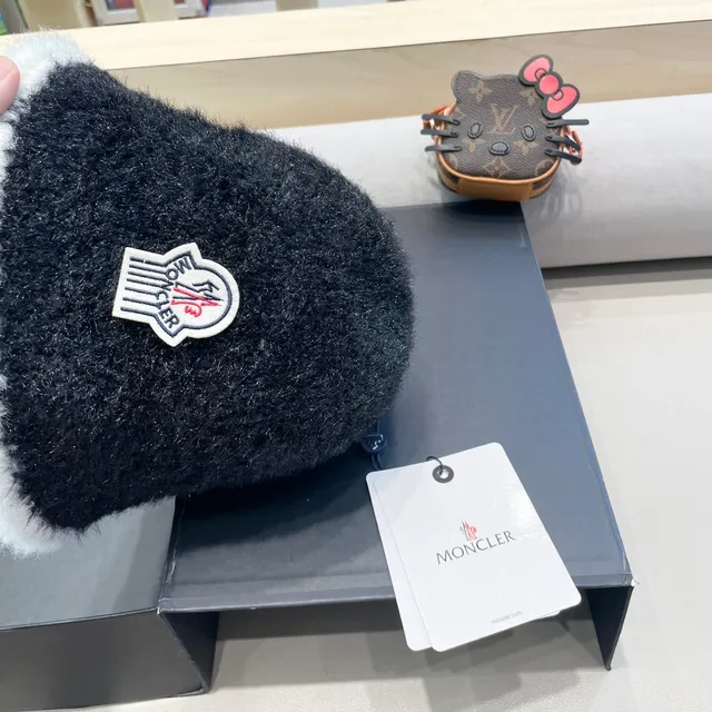 Moncler Beret Preto Branco Textura Fuzzy Borda 5