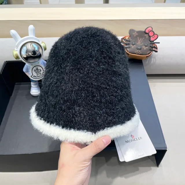 Moncler Beret Preto Branco Textura Fuzzy Borda 7