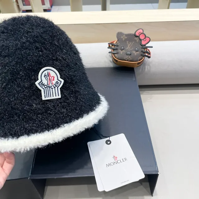 Moncler Beret Preto Branco Textura Fuzzy Borda 8