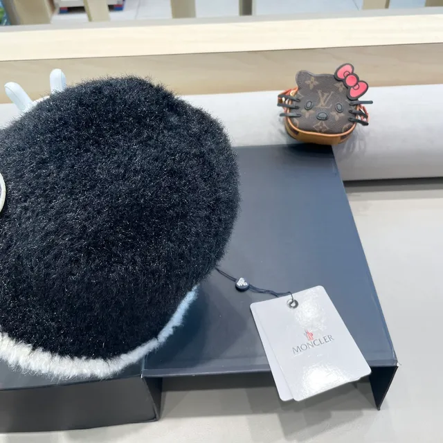 Moncler Beret Preto Branco Textura Fuzzy Borda 9