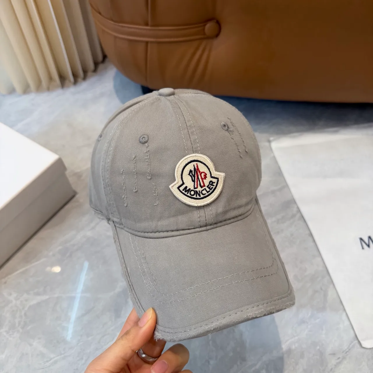 Moncler ছেঁড়া ধুলো ধূসর বেসবল ক্যাপ 6