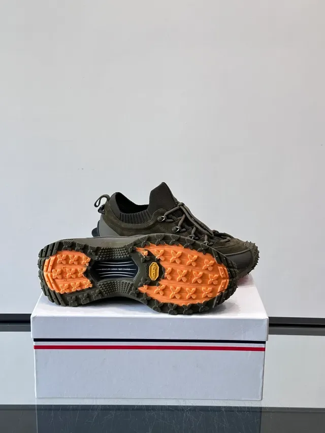 Moncler Grenoble Army Green Gray zapatillas lifestyle inspiradas en hiking con cuello knit 2