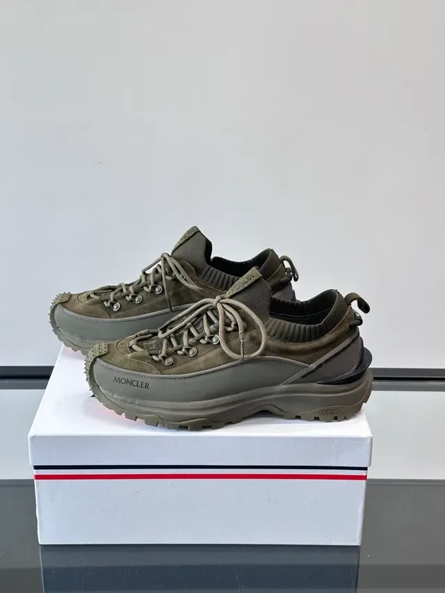 Moncler Grenoble Army Green Gray zapatillas lifestyle inspiradas en hiking con cuello knit 5