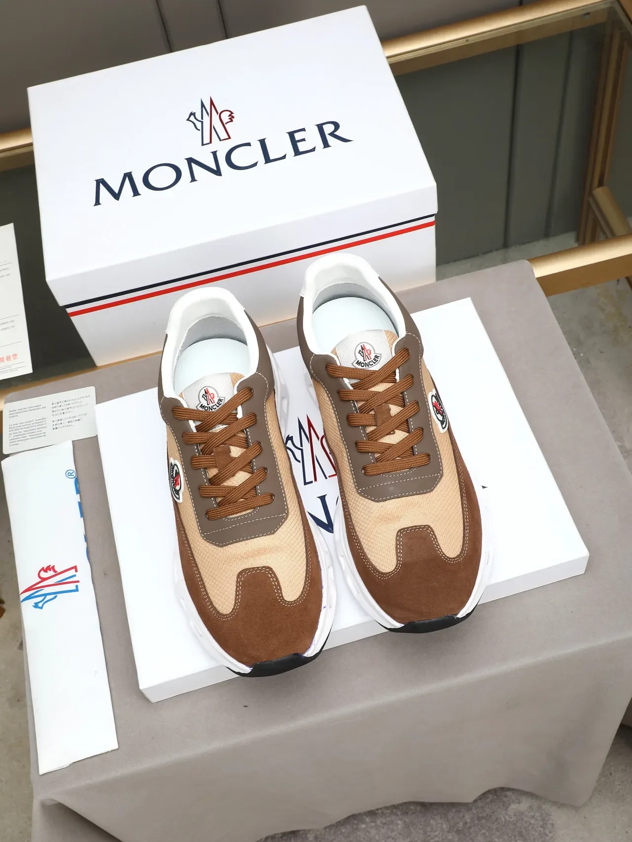 Moncler Maya Zapatillas Chunky Marrón Beige Multi-Panel Suede Y Textil Ventiladas Suela Intermedia Esculpida Blanca 2