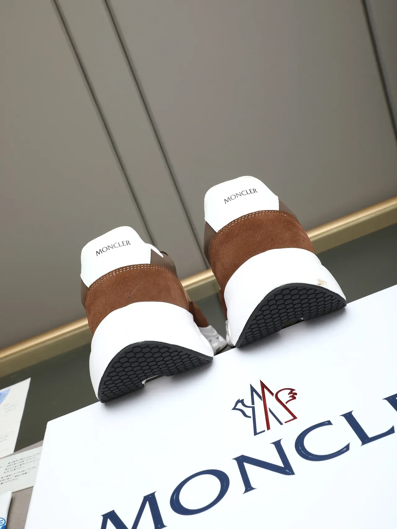 Moncler Maya Zapatillas Chunky Marrón Beige Multi-Panel Suede Y Textil Ventiladas Suela Intermedia Esculpida Blanca 3