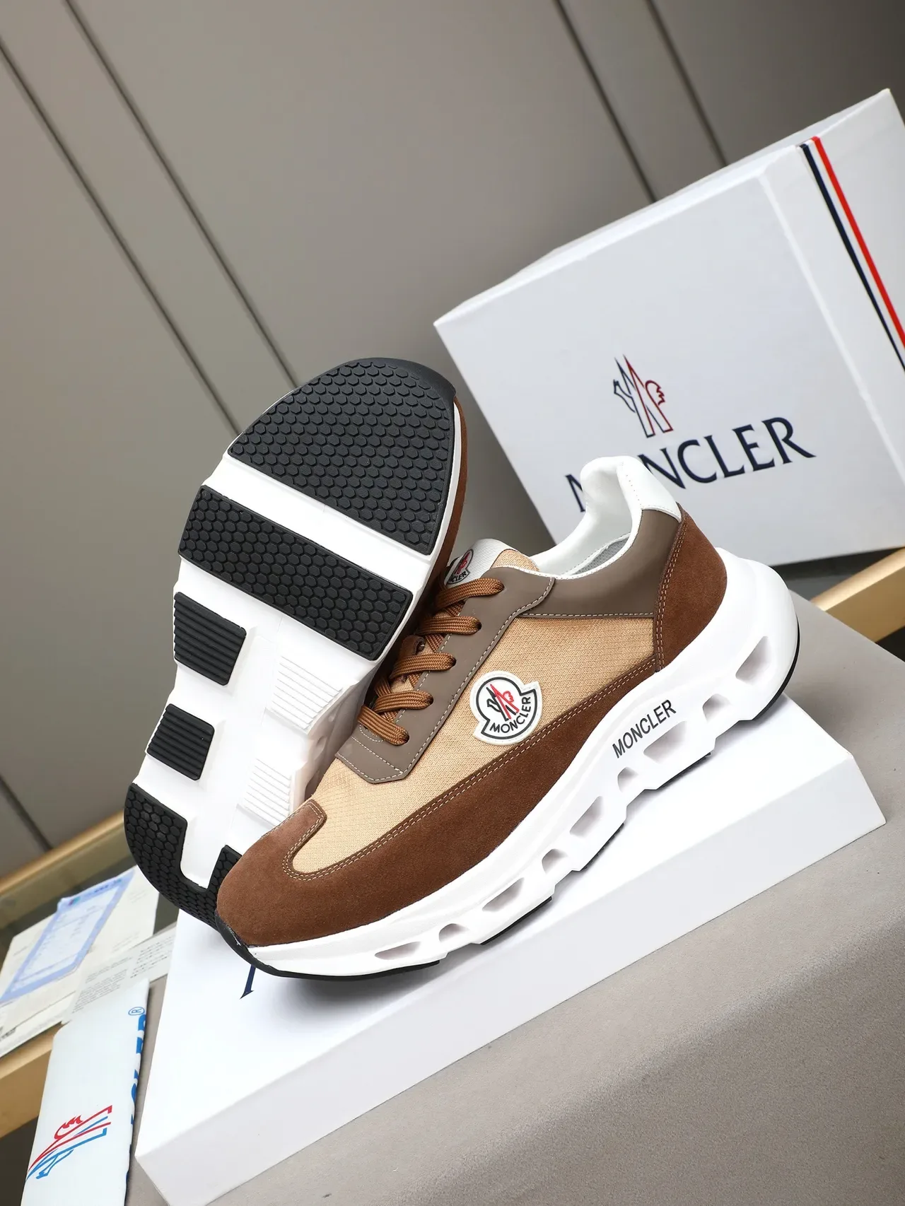 Moncler Maya Zapatillas Chunky Marrón Beige Multi-Panel Suede Y Textil Ventiladas Suela Intermedia Esculpida Blanca 4