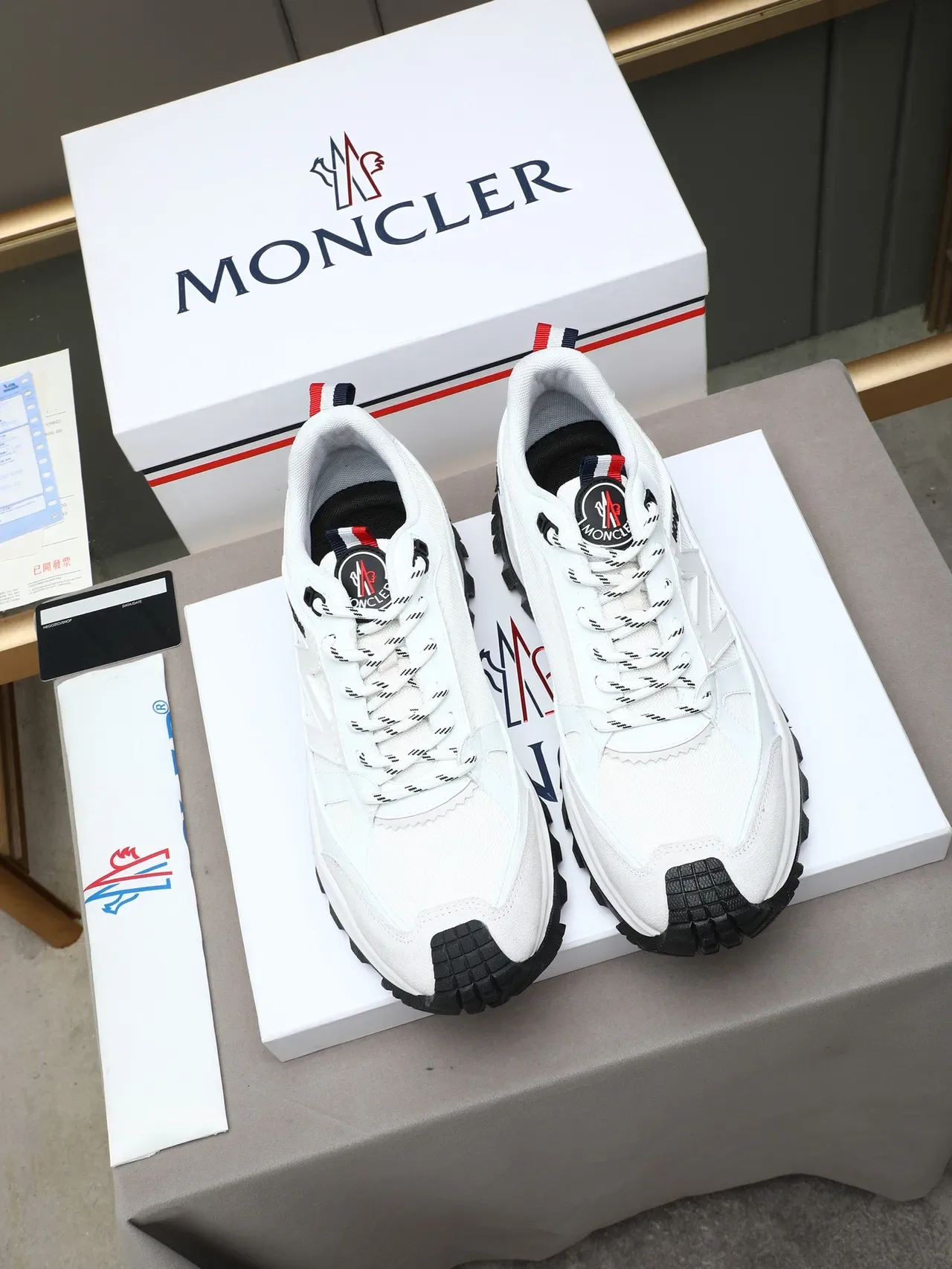 Moncler Blanc Noir Maille En Couches Et Daim Supérieur Oversized M-Logo Découpe Lifestyle Sneakers 2