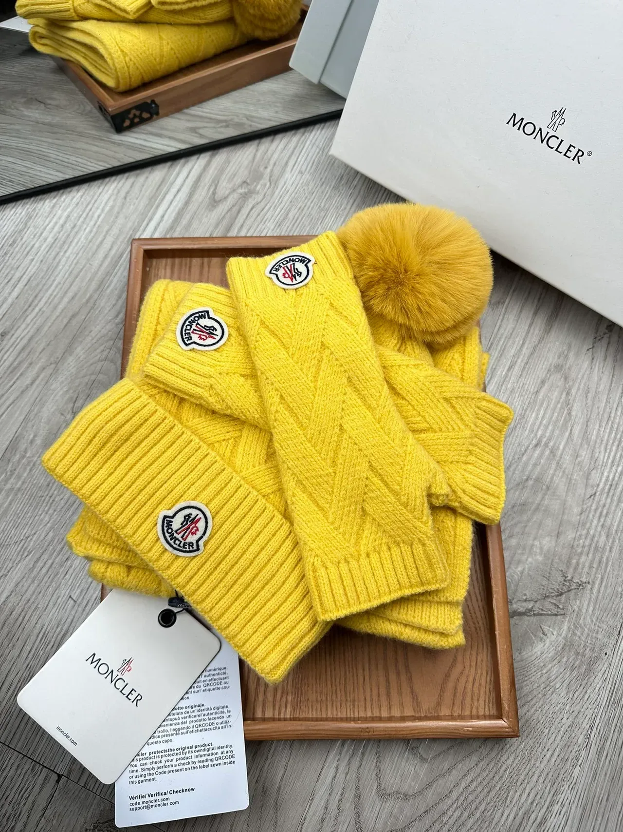 Moncler Boné Amarelo Padrão Tricô Cable com Pompom de Pelúcia 3