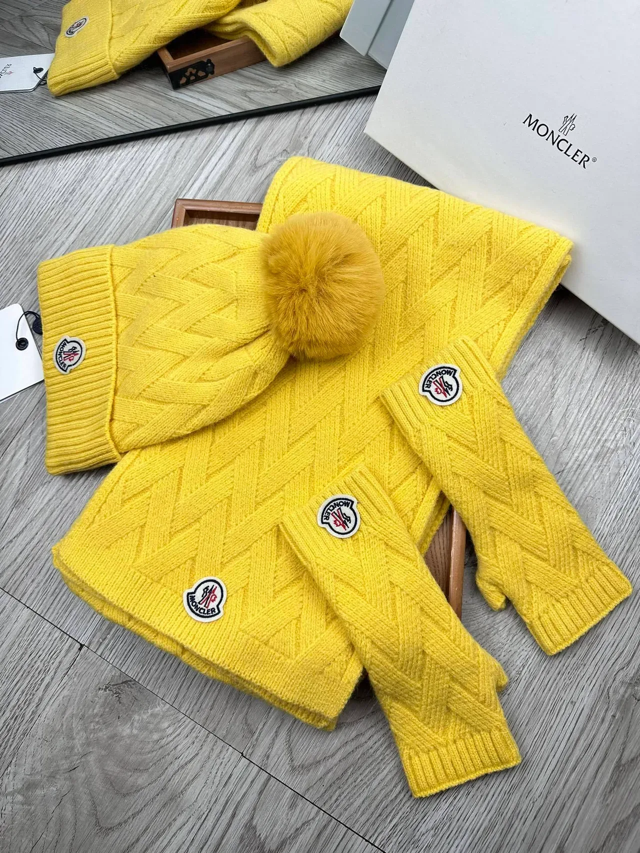 Moncler Boné Amarelo Padrão Tricô Cable com Pompom de Pelúcia 4