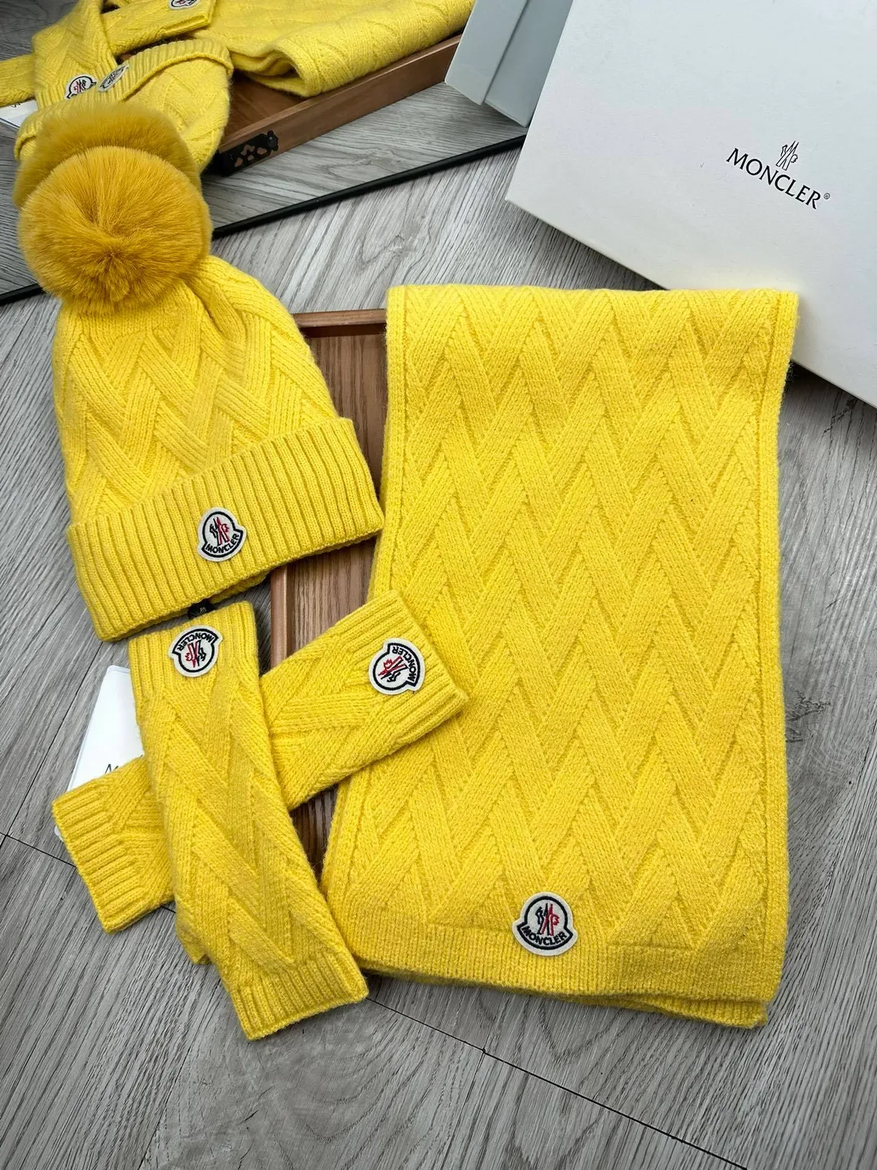 Moncler Boné Amarelo Padrão Tricô Cable com Pompom de Pelúcia 5