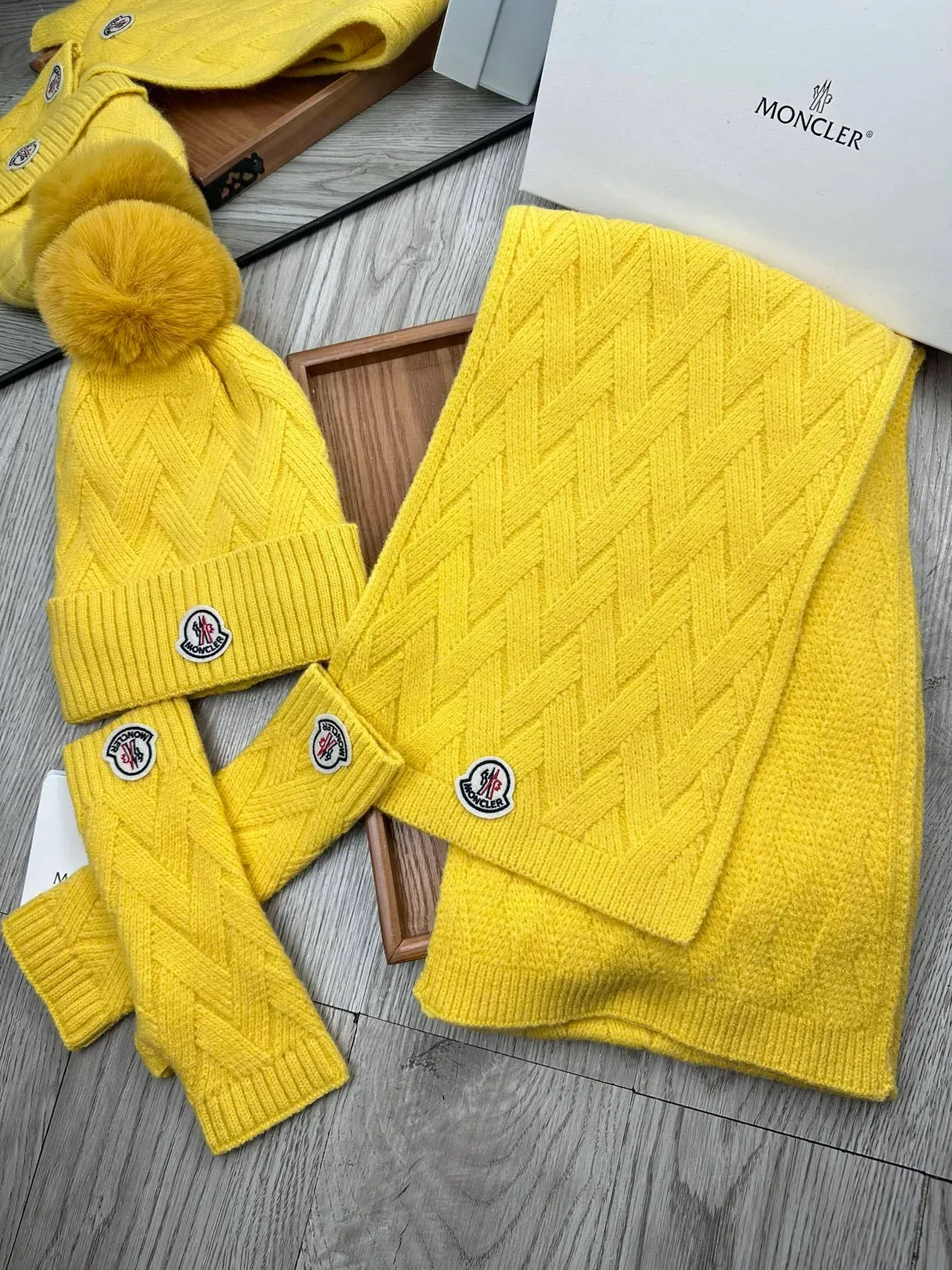 Moncler Boné Amarelo Padrão Tricô Cable com Pompom de Pelúcia 6