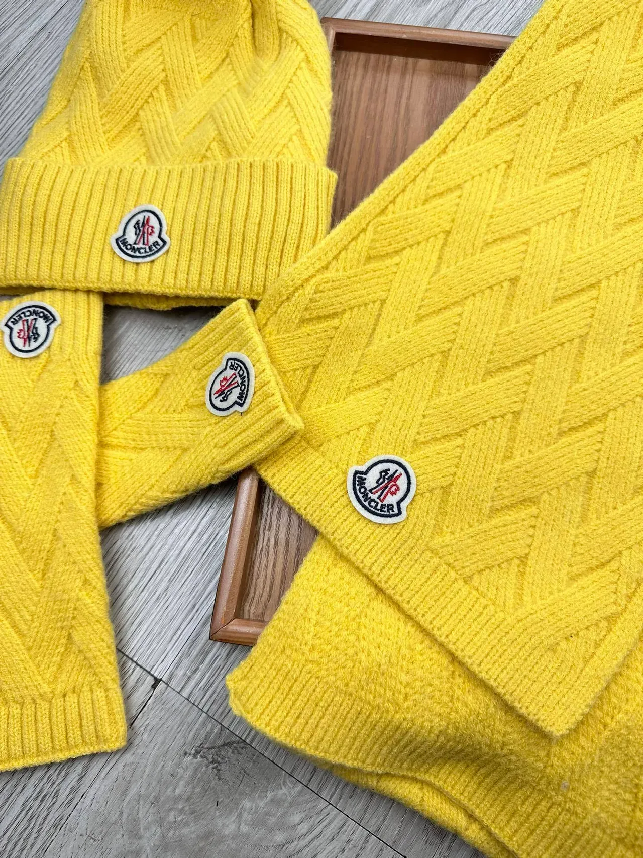 Moncler Boné Amarelo Padrão Tricô Cable com Pompom de Pelúcia 7