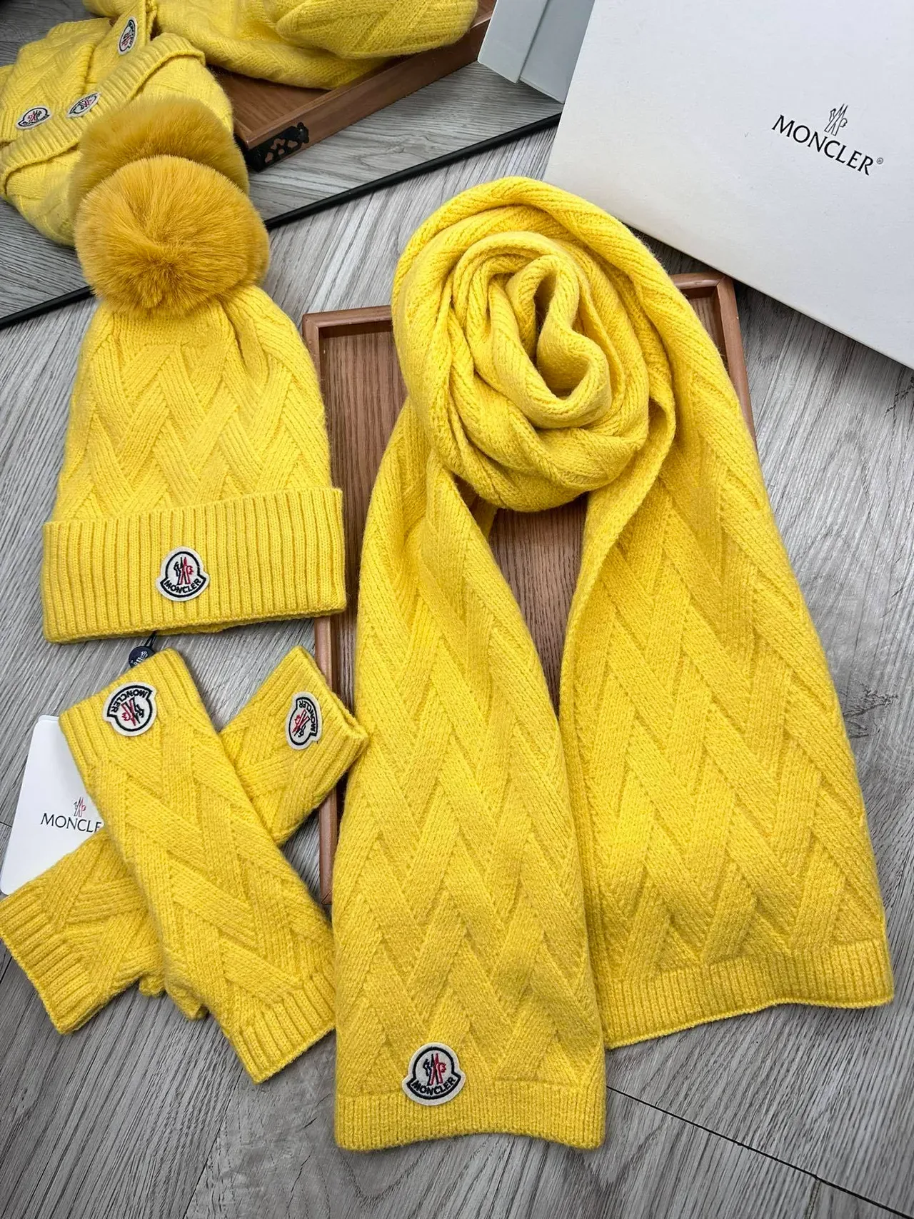 Moncler Boné Amarelo Padrão Tricô Cable com Pompom de Pelúcia 8