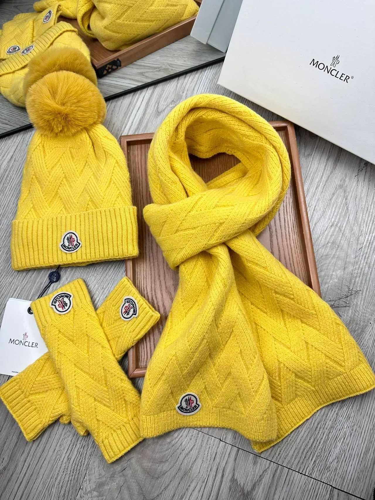 Moncler Boné Amarelo Padrão Tricô Cable com Pompom de Pelúcia 9