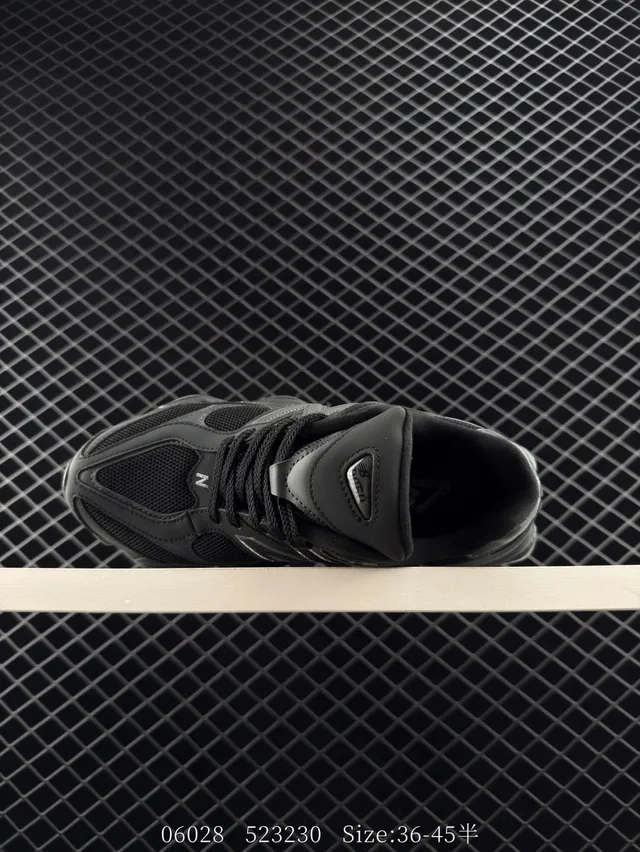 New Balance 523 কালো স্কাল্পটেড সোল মেশ এবং সিন্থেটিক ওভারলে চাঙ্কি স্নিকার 4