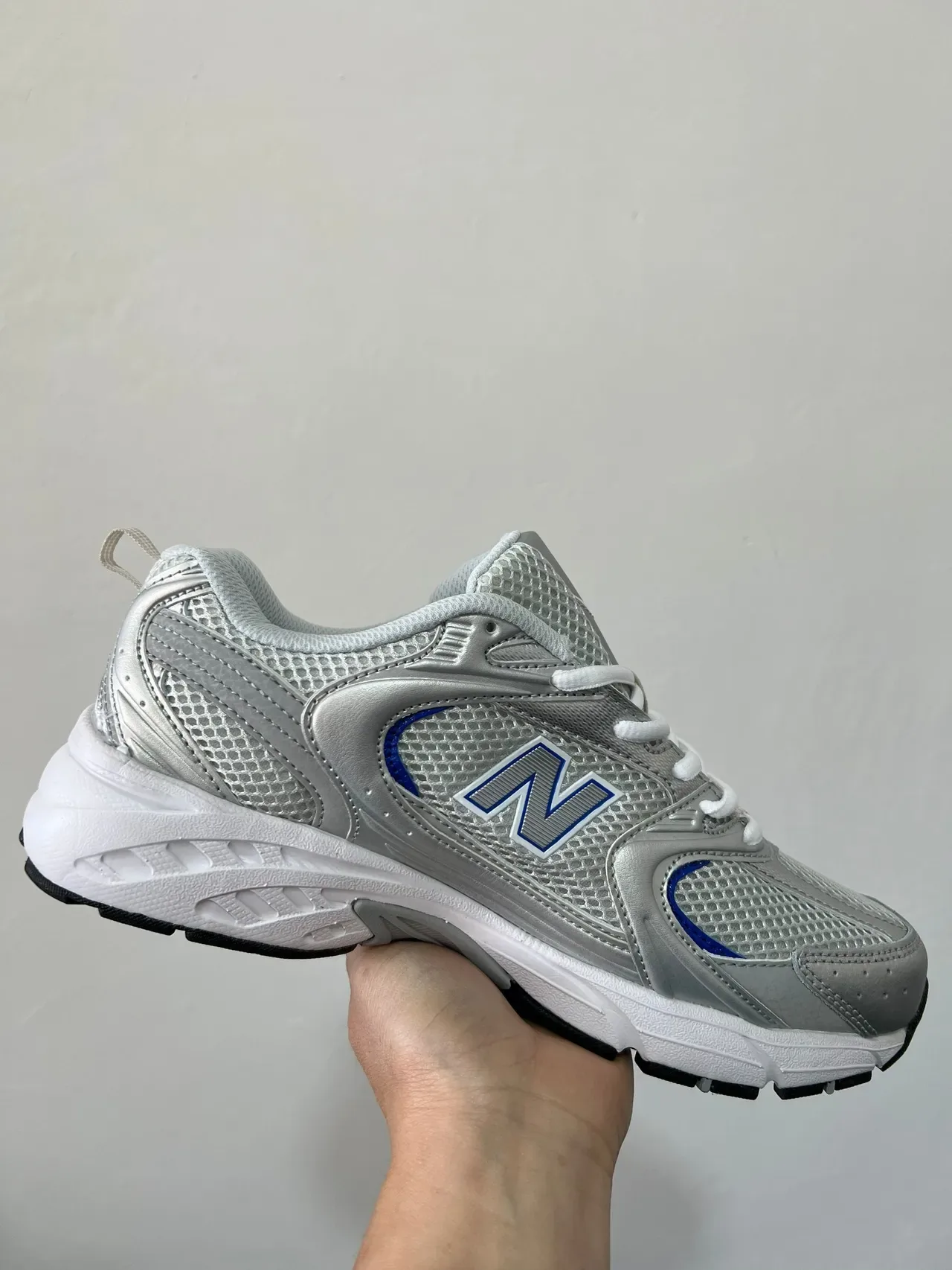 New Balance 530 রূপালি ধাতবিক নীল অ্যাকসেন্ট লাইফস্টাইল স্নিকার 2