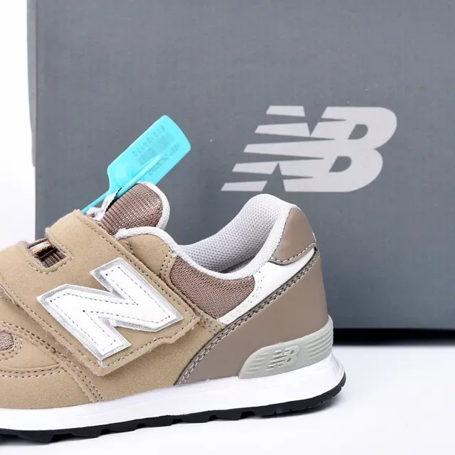 New Balance 574 银金属 Velcro 带 生活方式运动鞋 15