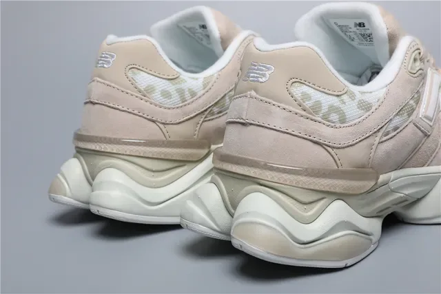 New Balance 9060 Tênis Lifestyle Bege com Estampa de Leopardo 2