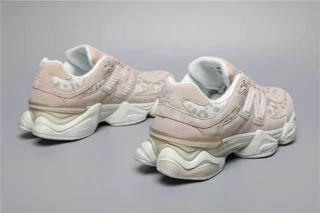 New Balance 9060 Tênis Lifestyle Bege com Estampa de Leopardo 3