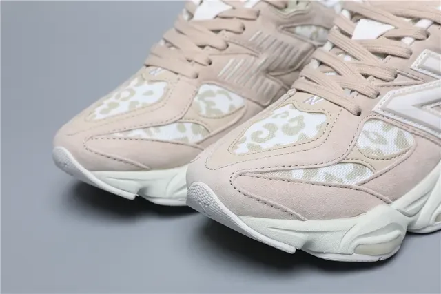 New Balance 9060 Tênis Lifestyle Bege com Estampa de Leopardo 4