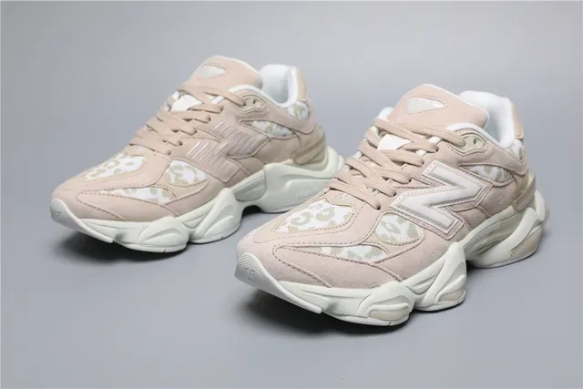 New Balance 9060 Tênis Lifestyle Bege com Estampa de Leopardo 5