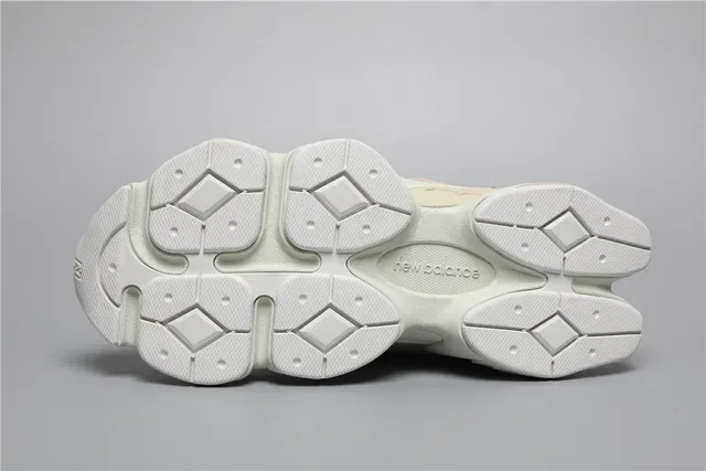 New Balance 9060 Tênis Lifestyle Bege com Estampa de Leopardo 6