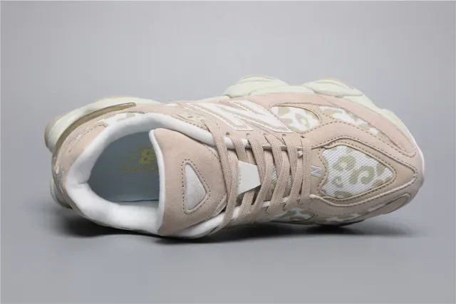 New Balance 9060 Tênis Lifestyle Bege com Estampa de Leopardo 7