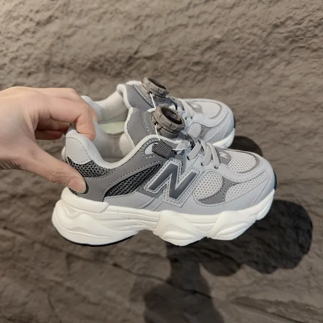 New Balance 9060 黑灰色鞋底 BOA 旋钮闭合 厚底运动鞋 9