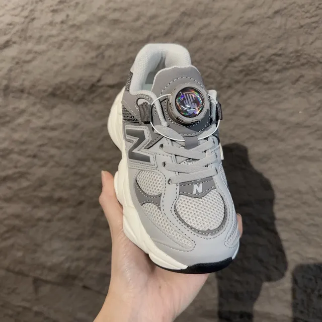 New Balance 9060 黑灰色鞋底 BOA 旋钮闭合 厚底运动鞋 10