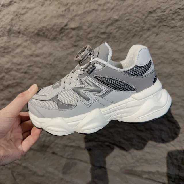 New Balance 9060 黑灰色鞋底 BOA 旋钮闭合 厚底运动鞋 11