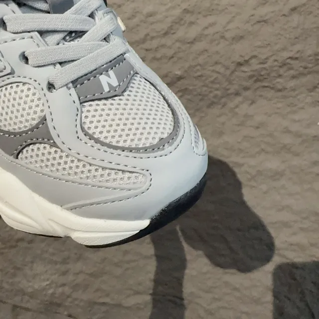 New Balance 9060 黑灰色鞋底 BOA 旋钮闭合 厚底运动鞋 13
