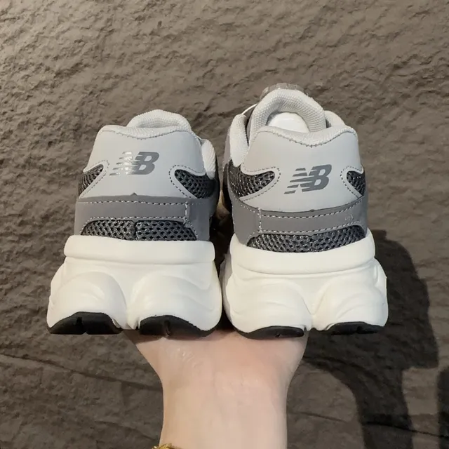 New Balance 9060 黑灰色鞋底 BOA 旋钮闭合 厚底运动鞋 15
