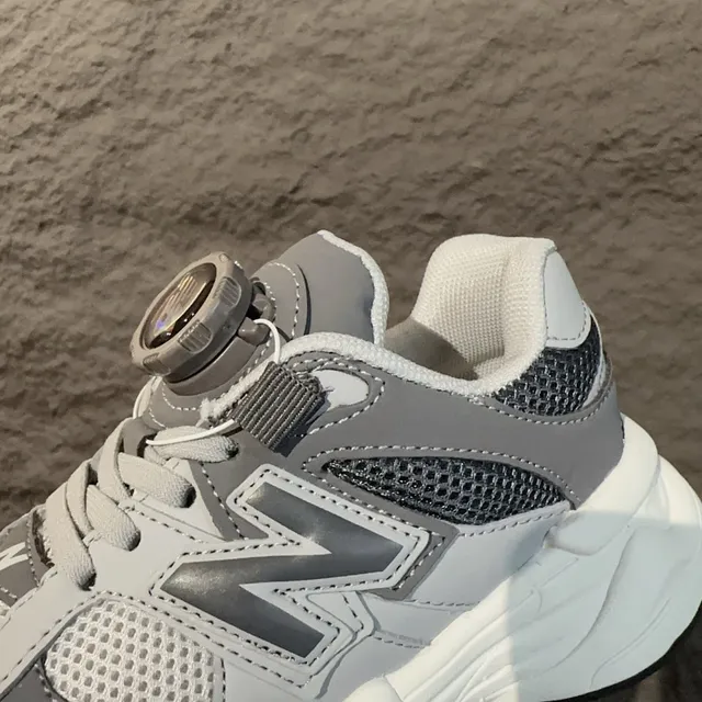 New Balance 9060 黑灰色鞋底 BOA 旋钮闭合 厚底运动鞋 17