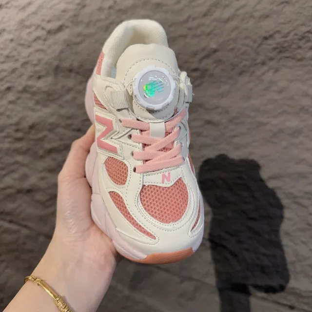 New Balance 9060 黑灰色鞋底 BOA 旋钮闭合 厚底运动鞋 19