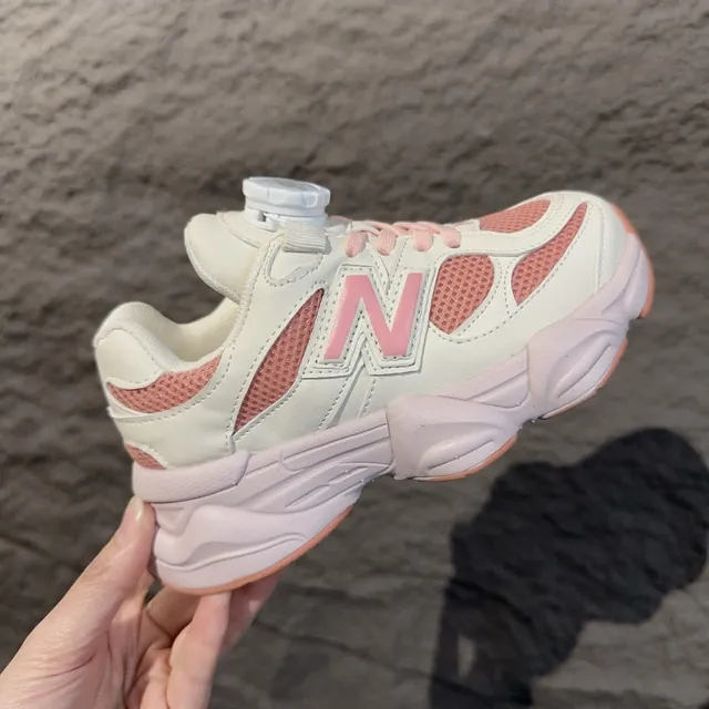 New Balance 9060 黑灰色鞋底 BOA 旋钮闭合 厚底运动鞋 21