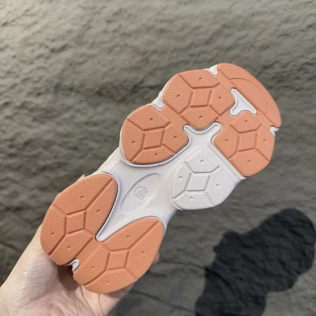 New Balance 9060 黑灰色鞋底 BOA 旋钮闭合 厚底运动鞋 24