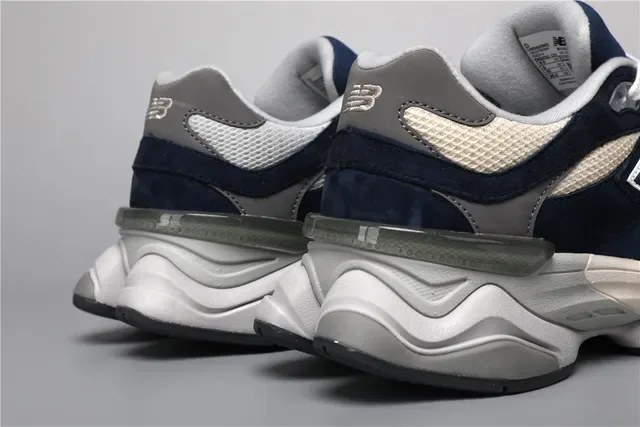 New Balance 9060 海军蓝和奶油色生活方式运动鞋 2
