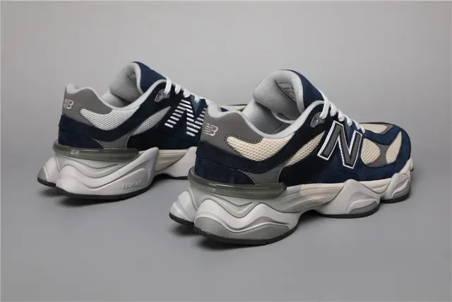 New Balance 9060 海军蓝和奶油色生活方式运动鞋 3