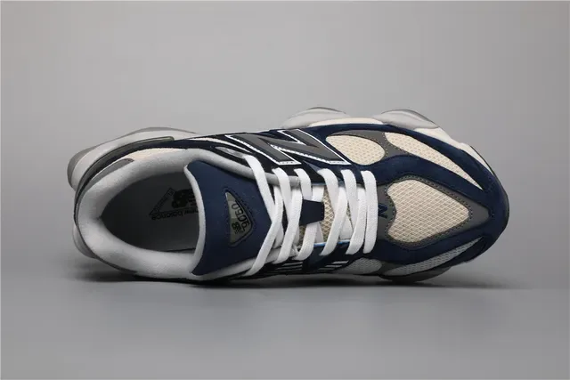 New Balance 9060 海军蓝和奶油色生活方式运动鞋 7