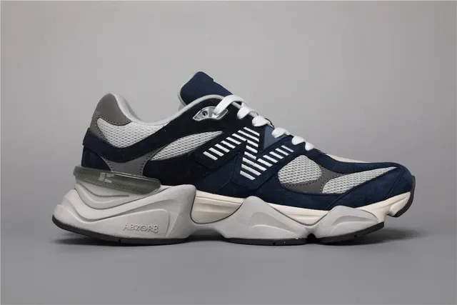 New Balance 9060 海军蓝和奶油色生活方式运动鞋 8