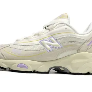 New Balance Beige Violet Chaussures Lifestyle avec Soles Médianes Épaisses Tige Hybride Mesh-Suede