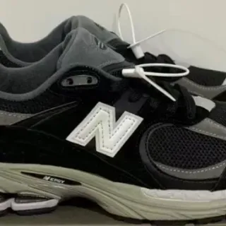 New Balance 黑色灰色网布和麂皮上部 反光鞋跟标签 生活方式运动鞋