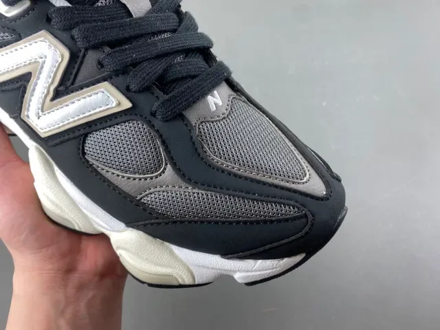 New Balance কালো ও ধূসর মাল্টি লেয়ার মিডসোল মেশ এবং সিন্থেটিক ওভারলে কনস্ট্রাকশন চাঙ্কি স্নিকার 2