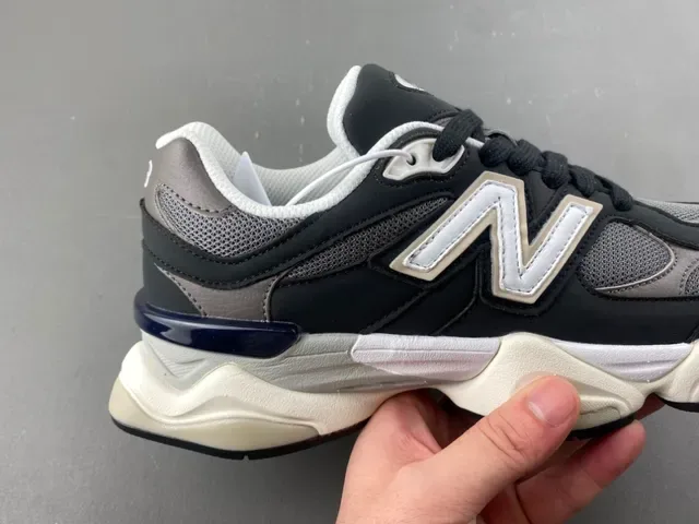 New Balance কালো ও ধূসর মাল্টি লেয়ার মিডসোল মেশ এবং সিন্থেটিক ওভারলে কনস্ট্রাকশন চাঙ্কি স্নিকার 3