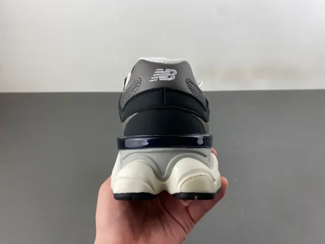 New Balance কালো ও ধূসর মাল্টি লেয়ার মিডসোল মেশ এবং সিন্থেটিক ওভারলে কনস্ট্রাকশন চাঙ্কি স্নিকার 4
