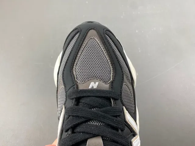 New Balance কালো ও ধূসর মাল্টি লেয়ার মিডসোল মেশ এবং সিন্থেটিক ওভারলে কনস্ট্রাকশন চাঙ্কি স্নিকার 5